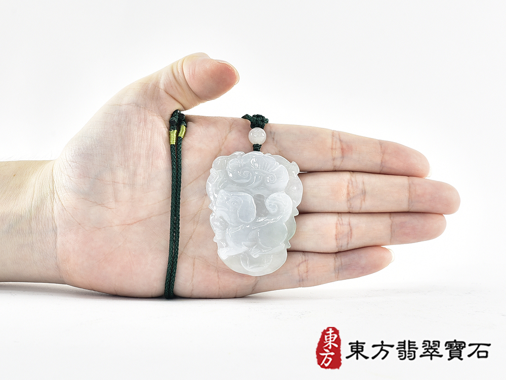 翡翠狗項鍊玉珮(狗來富貴:狗牌A貨翡翠狗玉珮、緬甸玉狗玉墜、狗十二生肖項鍊)。淡綠色糯種狗,DO062。客製化訂做各種翡翠狗吊墜玉珮項鍊。★附A貨翡翠雙證書 5.jpg