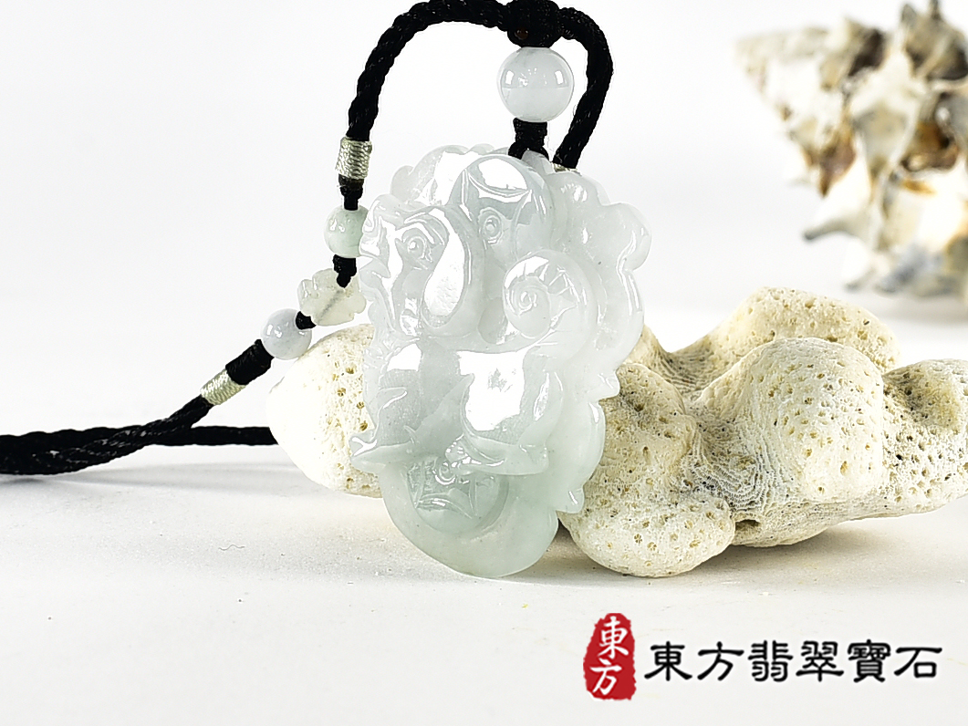 翡翠狗項鍊玉珮(狗來富貴:狗牌A貨翡翠狗玉珮、緬甸玉狗玉墜、狗十二生肖項鍊)。淡綠色糯種狗,DO063。客製化訂做各種翡翠狗吊墜玉珮項鍊。★附A貨翡翠雙證書 1.jpg