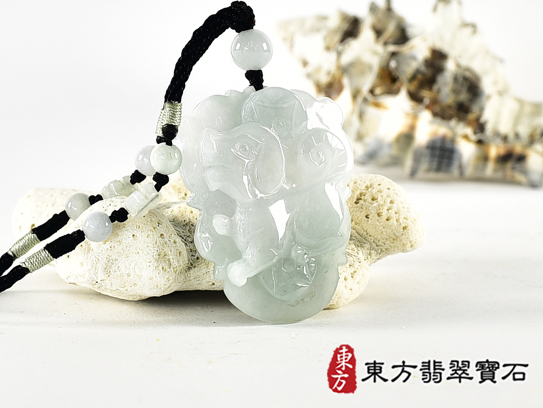 翡翠狗項鍊玉珮(狗來富貴:狗牌A貨翡翠狗玉珮、緬甸玉狗玉墜、狗十二生肖項鍊)。淡綠色糯種狗,DO063。客製化訂做各種翡翠狗吊墜玉珮項鍊。★附A貨翡翠雙證書 2.jpg