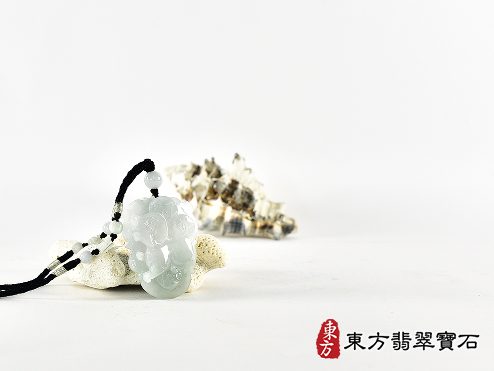 翡翠狗項鍊玉珮(狗來富貴:狗牌A貨翡翠狗玉珮、緬甸玉狗玉墜、狗十二生肖項鍊)。淡綠色糯種狗,DO063。客製化訂做各種翡翠狗吊墜玉珮項鍊。★附A貨翡翠雙證書 4.jpg