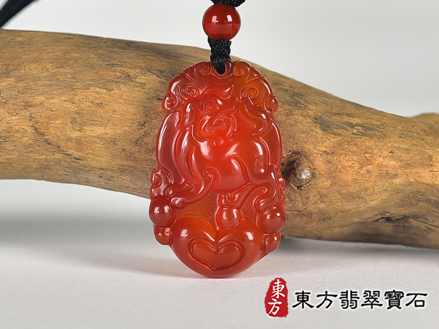 瑪瑙狗項鍊玉珮(狗來富貴帶如意:狗牌瑪瑙狗玉珮、玉髓狗玉墜、狗十二生肖項鍊)。瑪瑙玉髓狗,DO069。客製化訂做各種瑪瑙玉髓狗吊墜玉珮項鍊。★附東方翡翠寶石保證卡 0.jpg