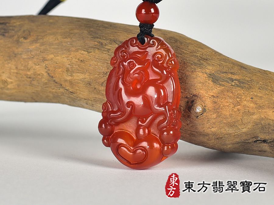 瑪瑙狗項鍊玉珮(狗來富貴帶如意:狗牌瑪瑙狗玉珮、玉髓狗玉墜、狗十二生肖項鍊)。瑪瑙玉髓狗,DO069。客製化訂做各種瑪瑙玉髓狗吊墜玉珮項鍊。★附東方翡翠寶石保證卡 1.jpg