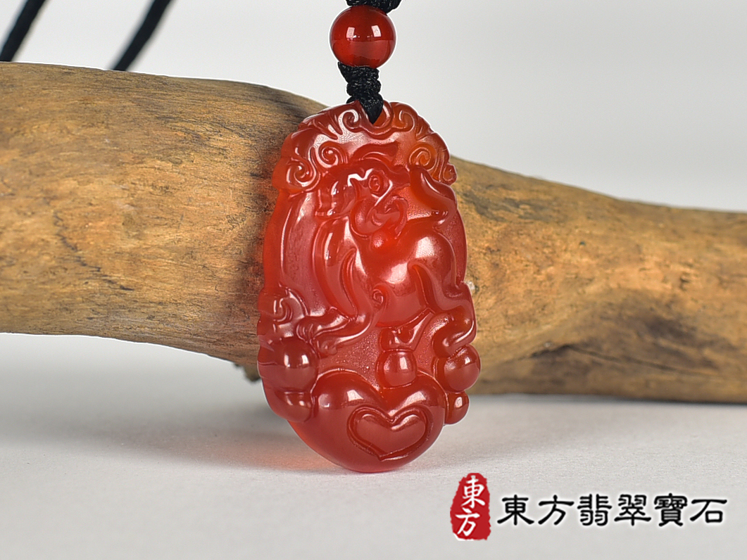 瑪瑙狗項鍊玉珮(狗來富貴帶如意:狗牌瑪瑙狗玉珮、玉髓狗玉墜、狗十二生肖項鍊)。瑪瑙玉髓狗,DO069。客製化訂做各種瑪瑙玉髓狗吊墜玉珮項鍊。★附東方翡翠寶石保證卡 2.jpg