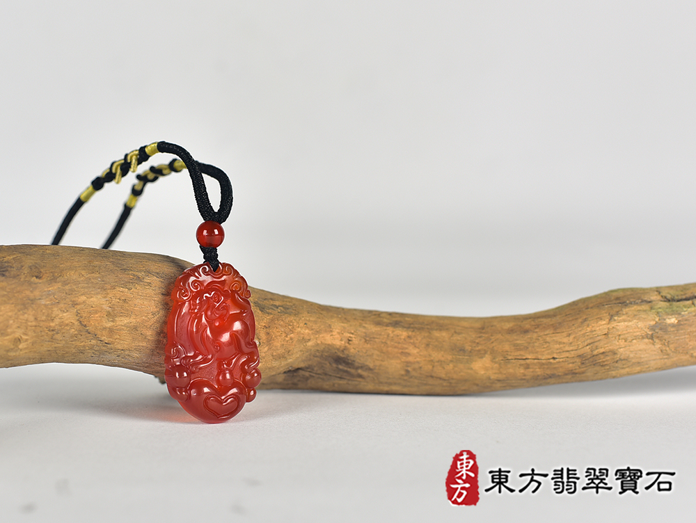 瑪瑙狗項鍊玉珮(狗來富貴帶如意:狗牌瑪瑙狗玉珮、玉髓狗玉墜、狗十二生肖項鍊)。瑪瑙玉髓狗,DO069。客製化訂做各種瑪瑙玉髓狗吊墜玉珮項鍊。★附東方翡翠寶石保證卡 4.jpg