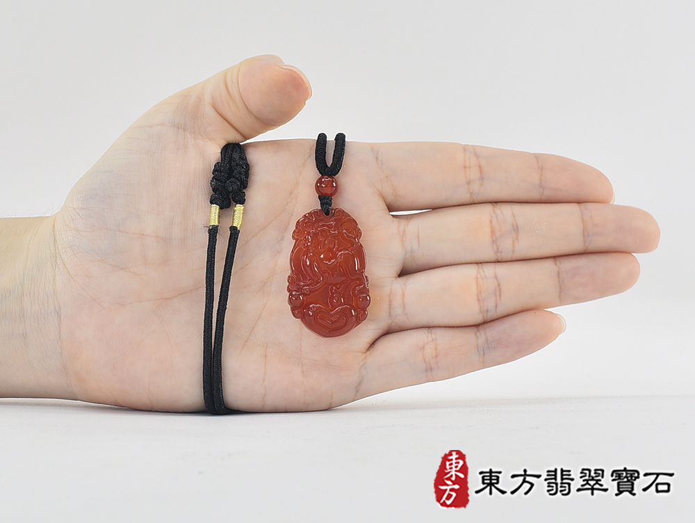 瑪瑙狗項鍊玉珮(狗來富貴帶如意:狗牌瑪瑙狗玉珮、玉髓狗玉墜、狗十二生肖項鍊)。瑪瑙玉髓狗,DO069。客製化訂做各種瑪瑙玉髓狗吊墜玉珮項鍊。★附東方翡翠寶石保證卡 5.jpg