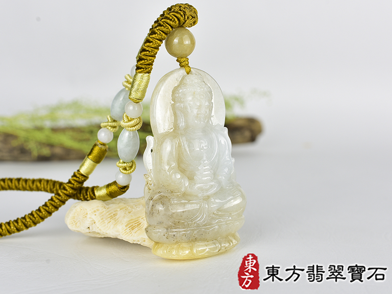 翡翠藥師佛項鍊玉珮(藥師佛:藥師佛牌A貨翡翠藥師佛玉珮、緬甸玉藥師佛玉墜)。淺綠帶褐黃色細豆種藥師佛,FD759。客製化訂做各種翡翠藥師佛吊墜玉珮項鍊。★附A貨翡翠雙證書 2.jpg