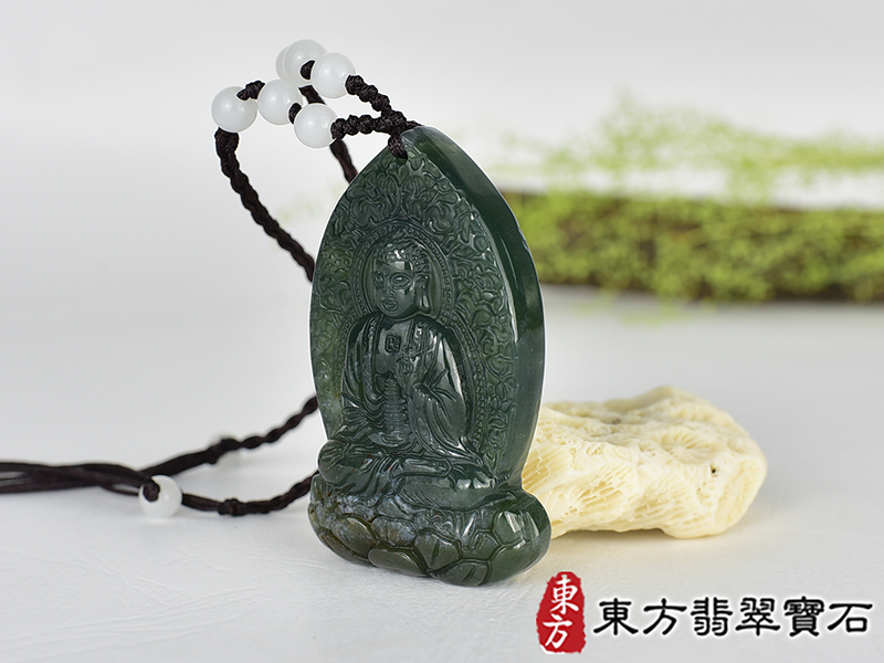 水草玉藥師佛項鍊玉珮(藥師如來:藥師佛牌水草玉藥師佛玉珮、水草玉藥師佛玉墜)。水草玉藥師佛,FD790。客製化訂做各種水草玉藥師佛吊墜玉珮項鍊。★附東方翡翠寶石保證卡 1.jpg
