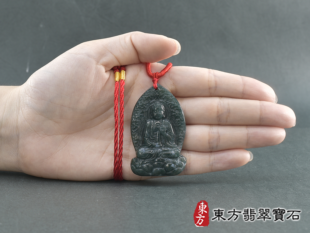 水草玉藥師佛項鍊玉珮(藥師如來:藥師佛牌水草玉藥師佛玉珮、水草玉藥師佛玉墜)。水草玉藥師佛,FD792。客製化訂做各種水草玉藥師佛吊墜玉珮項鍊。★附東方翡翠寶石保證卡 5.jpg
