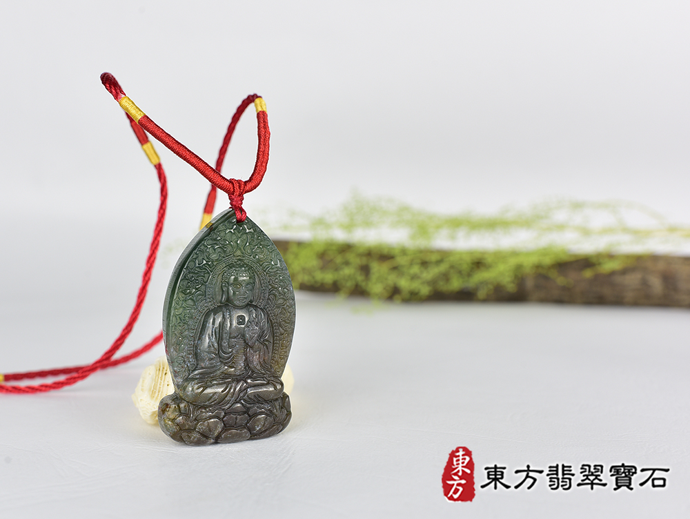 水草玉藥師佛項鍊玉珮(藥師如來:藥師佛牌水草玉藥師佛玉珮、水草玉藥師佛玉墜)。水草玉藥師佛,FD794。客製化訂做各種水草玉藥師佛吊墜玉珮項鍊。★附東方翡翠寶石保證卡 4.jpg