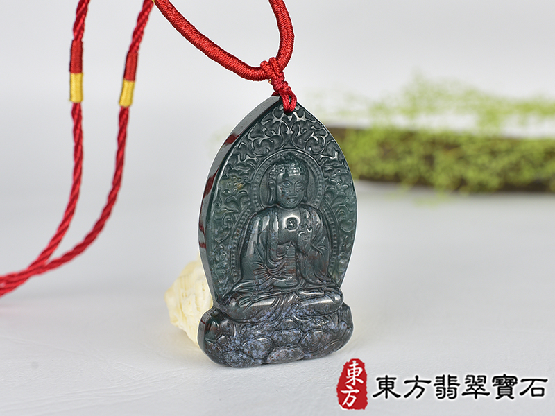 水草玉藥師佛項鍊玉珮(藥師如來:藥師佛牌水草玉藥師佛玉珮、水草玉藥師佛玉墜)。水草玉藥師佛,FD795。客製化訂做各種水草玉藥師佛吊墜玉珮項鍊。★附東方翡翠寶石保證卡 2.jpg