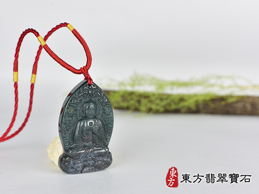 水草玉藥師佛項鍊玉珮(藥師如來:藥師佛牌水草玉藥師佛玉珮、水草玉藥師佛玉墜)。水草玉藥師佛,FD795。客製化訂做各種水草玉藥師佛吊墜玉珮項鍊。★附東方翡翠寶石保證卡 4.jpg
