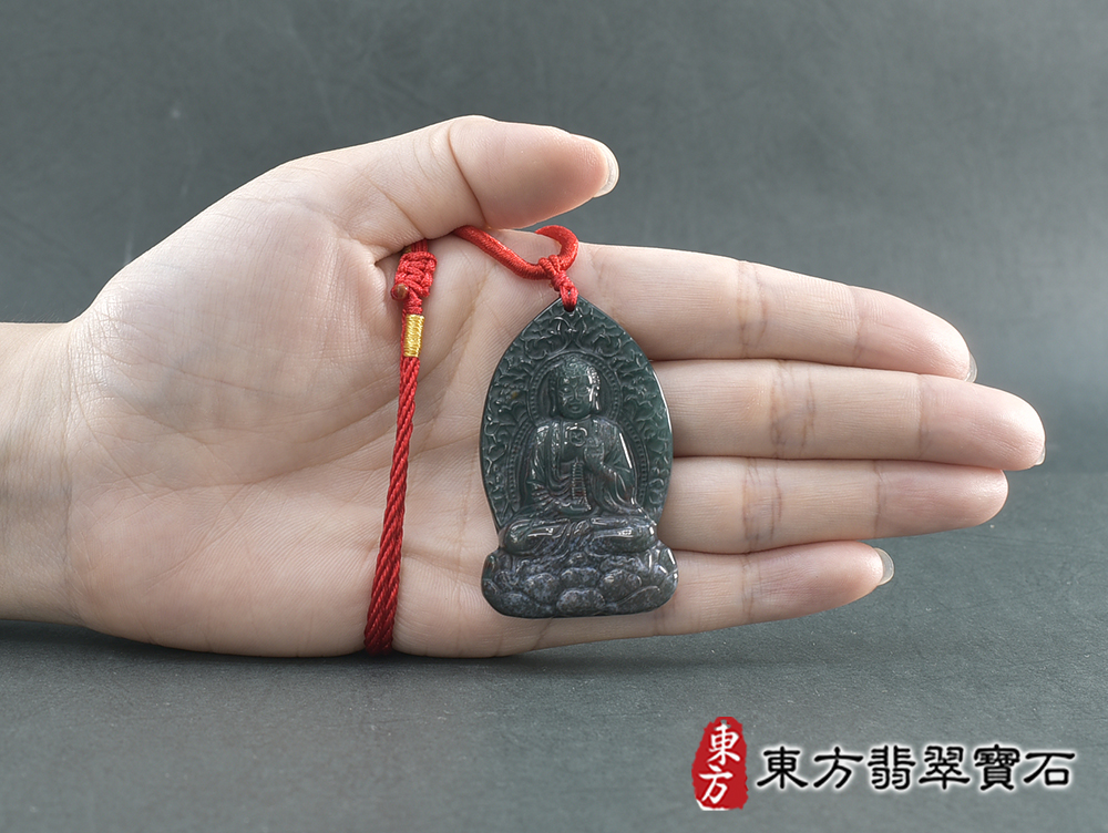 水草玉藥師佛項鍊玉珮(藥師如來:藥師佛牌水草玉藥師佛玉珮、水草玉藥師佛玉墜)。水草玉藥師佛,FD795。客製化訂做各種水草玉藥師佛吊墜玉珮項鍊。★附東方翡翠寶石保證卡 5.jpg