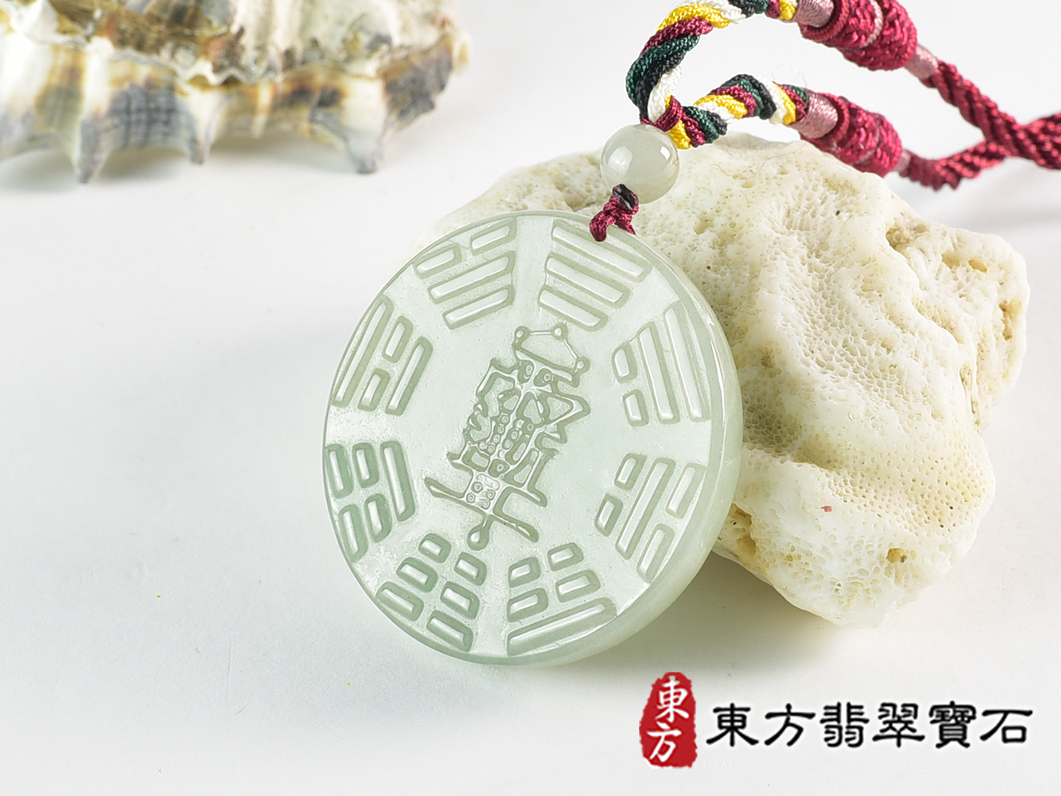 翡翠八卦項鍊玉珮(精工八卦太極,先天八卦:八卦牌A貨翡翠八卦玉珮、緬甸玉八卦玉墜)。淡綠色油青種八卦,FP058。訂做各種翡翠八卦吊墜玉珮項鍊。★附A貨翡翠雙證書 1.jpg