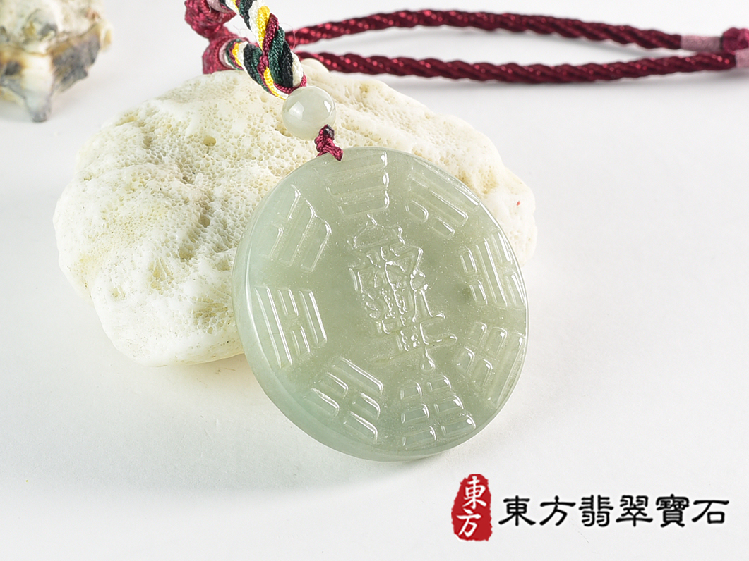 翡翠八卦項鍊玉珮(精工八卦太極,先天八卦:八卦牌A貨翡翠八卦玉珮、緬甸玉八卦玉墜)。淡綠色油青種八卦,FP058。訂做各種翡翠八卦吊墜玉珮項鍊。★附A貨翡翠雙證書 2.jpg