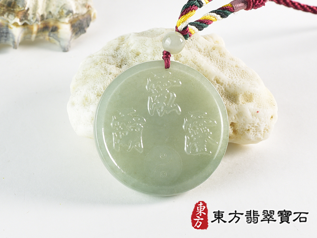翡翠八卦項鍊玉珮(精工八卦太極,先天八卦:八卦牌A貨翡翠八卦玉珮、緬甸玉八卦玉墜)。淡綠色油青種八卦,FP058。訂做各種翡翠八卦吊墜玉珮項鍊。★附A貨翡翠雙證書 3.jpg