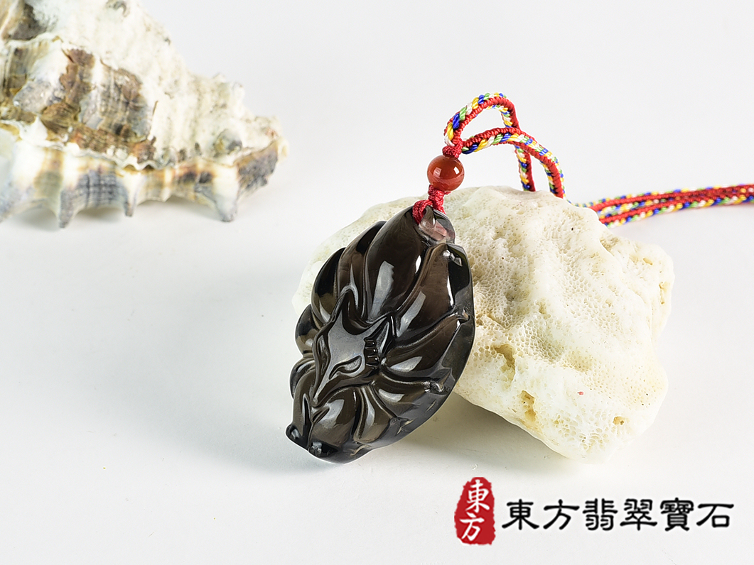 黑曜石九尾狐狸項鍊玉珮(九尾狐狸、招財、人緣、桃花,狐仙:九尾狐狸牌黑曜石九尾狐狸玉珮、黑曜石九尾狐狸玉墜、)。黑曜石九尾狐狸,FX088。客製化訂做各種黑曜石狐狸吊墜玉珮項鍊。★附東方翡翠寶石保證 1.jpg