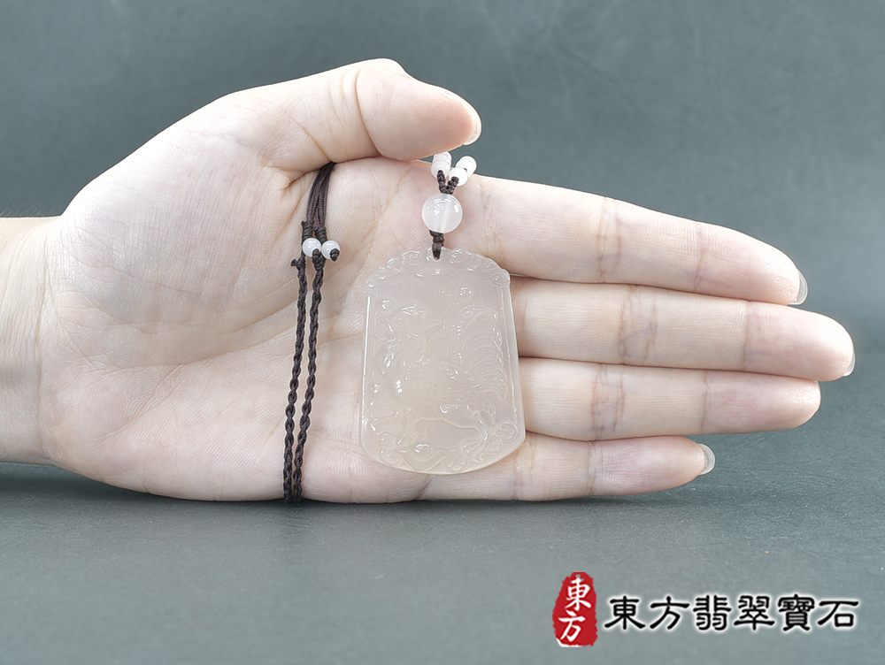 瑪瑙雞項鍊玉珮(金雞報喜、雞祥如意:雞牌瑪瑙雞玉珮、玉髓雞玉墜、雞十二生肖項鍊)。黃瑪瑙玉髓雞,GI062。客製化訂做各種瑪瑙玉髓雞吊墜玉珮項鍊。★附東方翡翠寶石保證卡 5.jpg