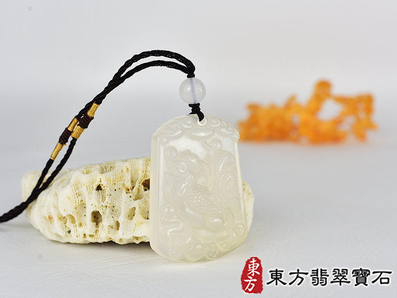 瑪瑙雞項鍊玉珮(金雞報喜、雞祥如意:雞牌瑪瑙雞玉珮、玉髓雞玉墜、雞十二生肖項鍊)。黃瑪瑙玉髓雞,GI063。客製化訂做各種瑪瑙玉髓雞吊墜玉珮項鍊。★附東方翡翠寶石保證卡 2.jpg