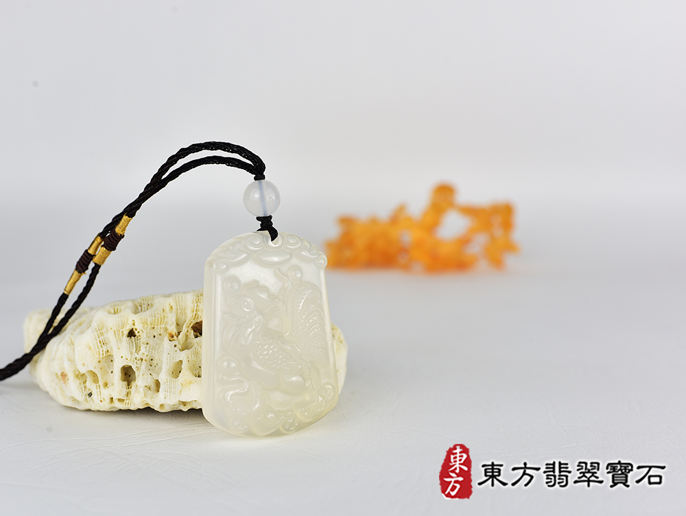 瑪瑙雞項鍊玉珮(金雞報喜、雞祥如意:雞牌瑪瑙雞玉珮、玉髓雞玉墜、雞十二生肖項鍊)。黃瑪瑙玉髓雞,GI063。客製化訂做各種瑪瑙玉髓雞吊墜玉珮項鍊。★附東方翡翠寶石保證卡 4.jpg