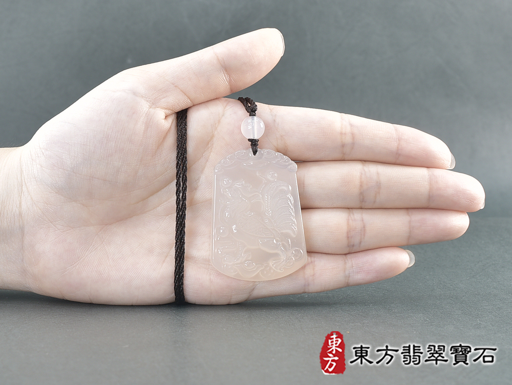瑪瑙雞項鍊玉珮(金雞報喜、雞祥如意:雞牌瑪瑙雞玉珮、玉髓雞玉墜、雞十二生肖項鍊)。黃瑪瑙玉髓雞,GI063。客製化訂做各種瑪瑙玉髓雞吊墜玉珮項鍊。★附東方翡翠寶石保證卡 5.jpg