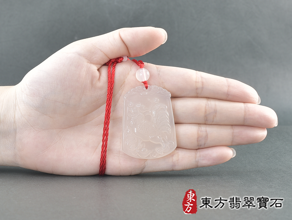 瑪瑙雞項鍊玉珮(金雞報喜、雞祥如意:雞牌瑪瑙雞玉珮、玉髓雞玉墜、雞十二生肖項鍊)。黃瑪瑙玉髓雞,GI064。客製化訂做各種瑪瑙玉髓雞吊墜玉珮項鍊。★附東方翡翠寶石保證卡 5.jpg