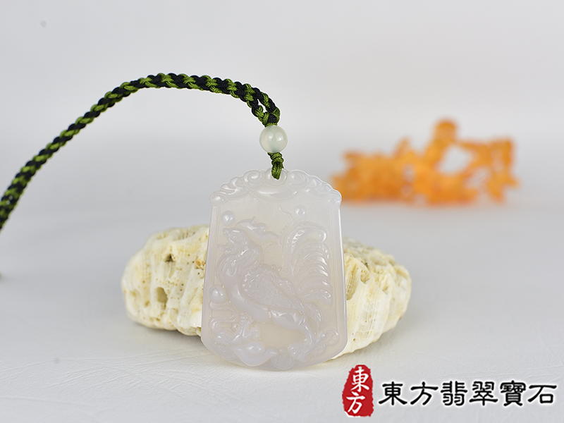 瑪瑙雞項鍊玉珮(金雞報喜、雞祥如意:雞牌瑪瑙雞玉珮、玉髓雞玉墜、雞十二生肖項鍊)。黃瑪瑙玉髓雞,GI065。客製化訂做各種瑪瑙玉髓雞吊墜玉珮項鍊。★附東方翡翠寶石保證卡 0.jpg