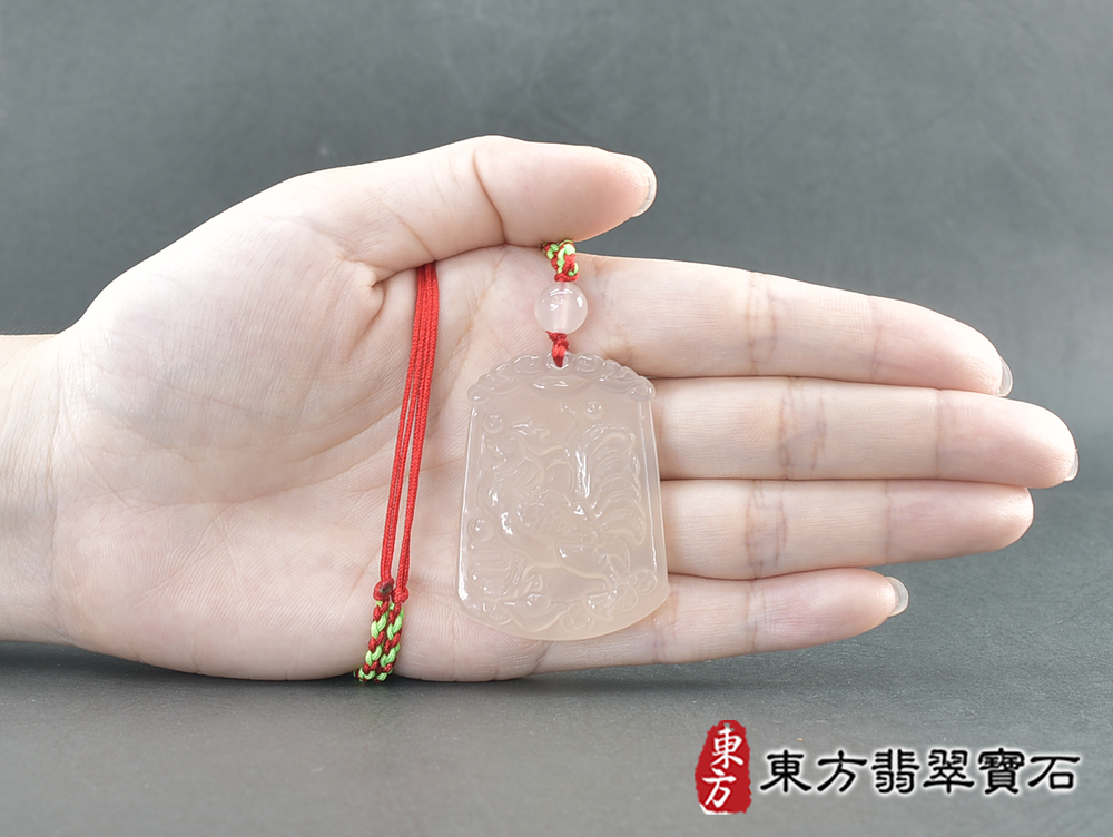 瑪瑙雞項鍊玉珮(金雞報喜、雞祥如意:雞牌瑪瑙雞玉珮、玉髓雞玉墜、雞十二生肖項鍊)。黃瑪瑙玉髓雞,GI066。客製化訂做各種瑪瑙玉髓雞吊墜玉珮項鍊。★附東方翡翠寶石保證卡 5.jpg