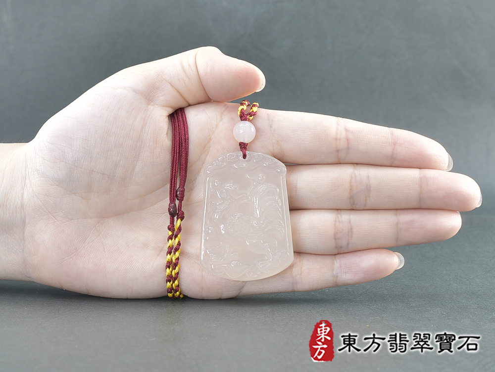 瑪瑙雞項鍊玉珮(金雞報喜、雞祥如意:雞牌瑪瑙雞玉珮、玉髓雞玉墜、雞十二生肖項鍊)。黃瑪瑙玉髓雞,GI067。客製化訂做各種瑪瑙玉髓雞吊墜玉珮項鍊。★附東方翡翠寶石保證卡 5.jpg