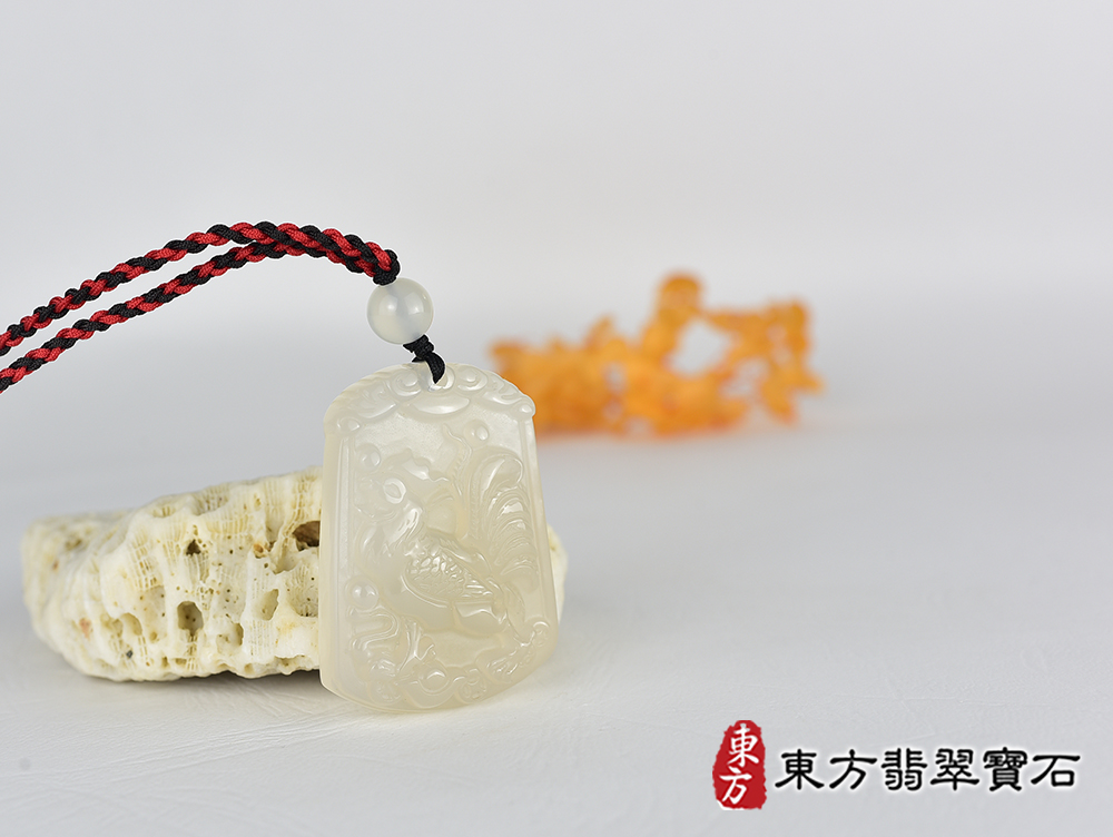 瑪瑙雞項鍊玉珮(金雞報喜、雞祥如意:雞牌瑪瑙雞玉珮、玉髓雞玉墜、雞十二生肖項鍊)。黃瑪瑙玉髓雞,GI068。客製化訂做各種瑪瑙玉髓雞吊墜玉珮項鍊。★附東方翡翠寶石保證卡 4.jpg