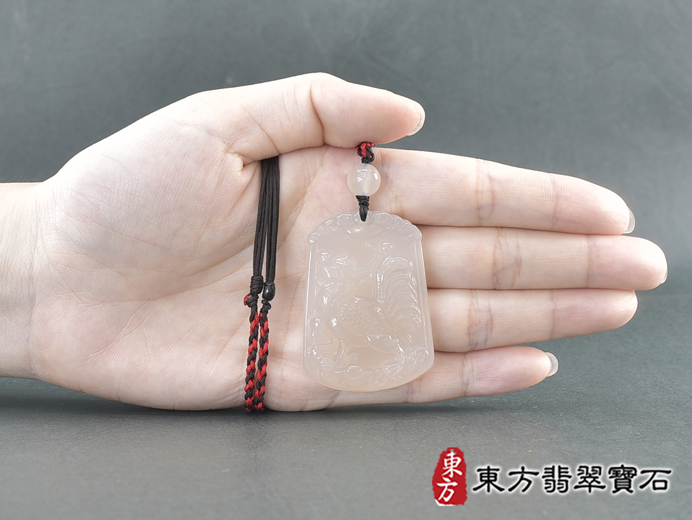瑪瑙雞項鍊玉珮(金雞報喜、雞祥如意:雞牌瑪瑙雞玉珮、玉髓雞玉墜、雞十二生肖項鍊)。黃瑪瑙玉髓雞,GI068。客製化訂做各種瑪瑙玉髓雞吊墜玉珮項鍊。★附東方翡翠寶石保證卡 5.jpg