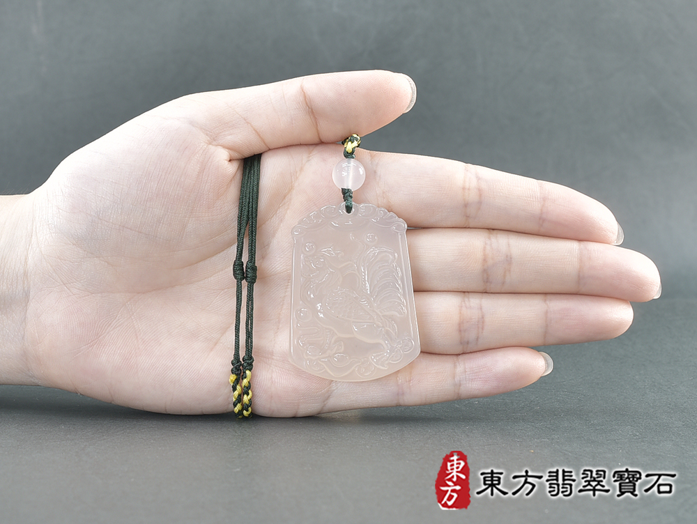 瑪瑙雞項鍊玉珮(金雞報喜、雞祥如意:雞牌瑪瑙雞玉珮、玉髓雞玉墜、雞十二生肖項鍊)。黃瑪瑙玉髓雞,GI069。客製化訂做各種瑪瑙玉髓雞吊墜玉珮項鍊。★附東方翡翠寶石保證卡 5.jpg