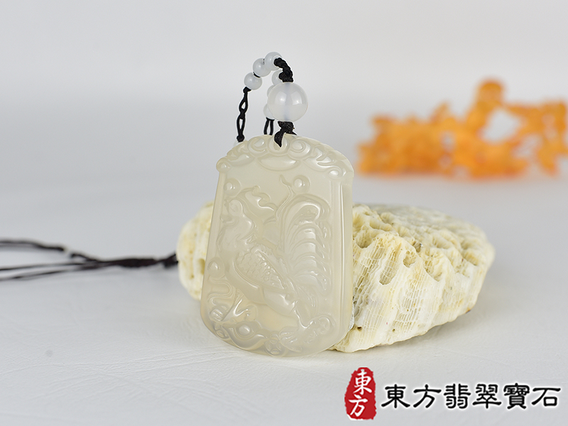 瑪瑙雞項鍊玉珮(金雞報喜、雞祥如意:雞牌瑪瑙雞玉珮、玉髓雞玉墜、雞十二生肖項鍊)。黃瑪瑙玉髓雞,GI072。客製化訂做各種瑪瑙玉髓雞吊墜玉珮項鍊。★附東方翡翠寶石保證卡 1.jpg
