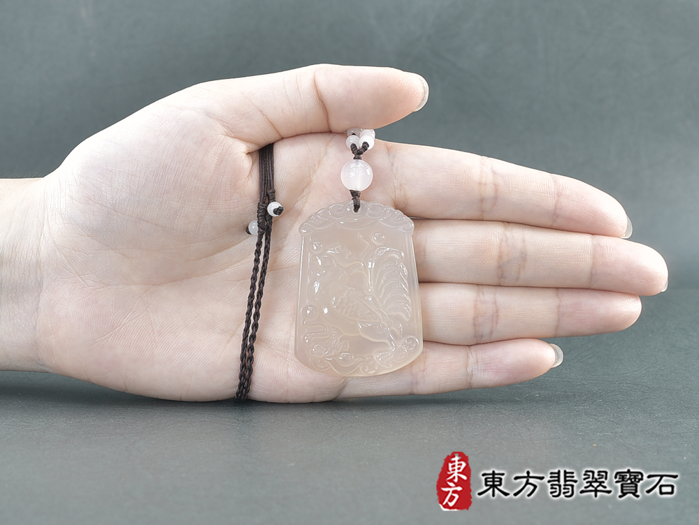 瑪瑙雞項鍊玉珮(金雞報喜、雞祥如意:雞牌瑪瑙雞玉珮、玉髓雞玉墜、雞十二生肖項鍊)。黃瑪瑙玉髓雞,GI072。客製化訂做各種瑪瑙玉髓雞吊墜玉珮項鍊。★附東方翡翠寶石保證卡 5.jpg