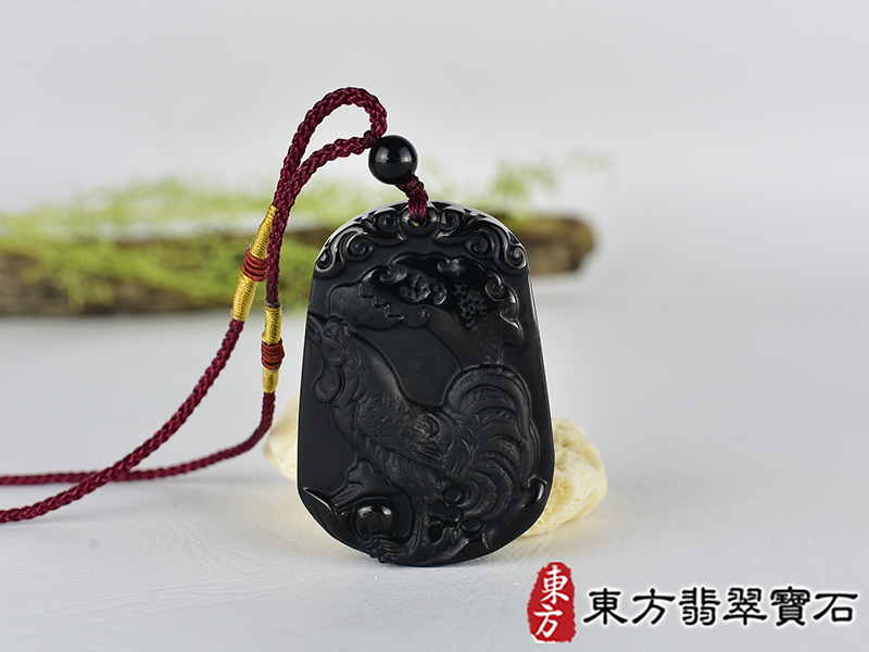 黑曜石雞項鍊玉珮(金雞報喜:雞牌黑曜石雞玉珮、黑曜石雞玉墜、雞十二生肖項鍊)。黑曜石雞,GI073。客製化訂做各種黑曜石雞吊墜玉珮項鍊。★附A貨翡翠雙證書 0.jpg