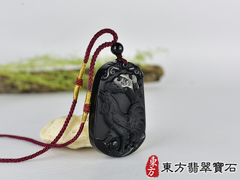 黑曜石雞項鍊玉珮(金雞報喜:雞牌黑曜石雞玉珮、黑曜石雞玉墜、雞十二生肖項鍊)。黑曜石雞,GI073。客製化訂做各種黑曜石雞吊墜玉珮項鍊。★附A貨翡翠雙證書 2.jpg