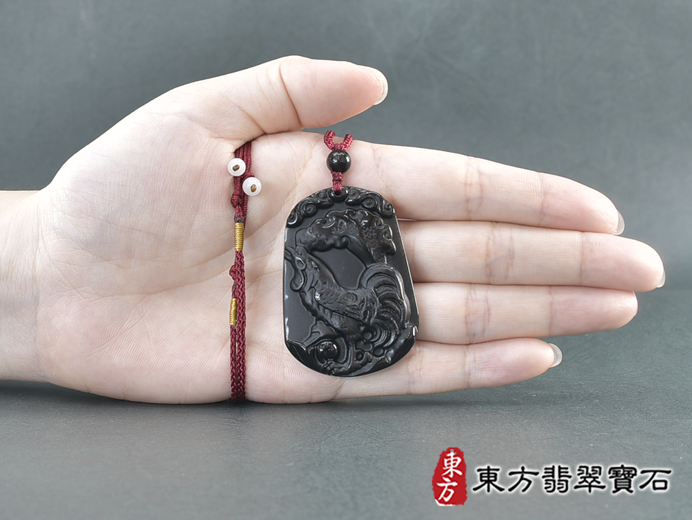 黑曜石雞項鍊玉珮(金雞報喜:雞牌黑曜石雞玉珮、黑曜石雞玉墜、雞十二生肖項鍊)。黑曜石雞,GI073。客製化訂做各種黑曜石雞吊墜玉珮項鍊。★附A貨翡翠雙證書 5.jpg
