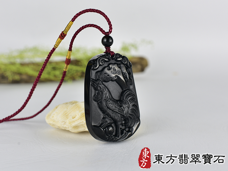 黑曜石雞項鍊玉珮(金雞報喜:雞牌黑曜石雞玉珮、黑曜石雞玉墜、雞十二生肖項鍊)。黑曜石雞,GI074。客製化訂做各種黑曜石雞吊墜玉珮項鍊。★附A貨翡翠雙證書 2.jpg