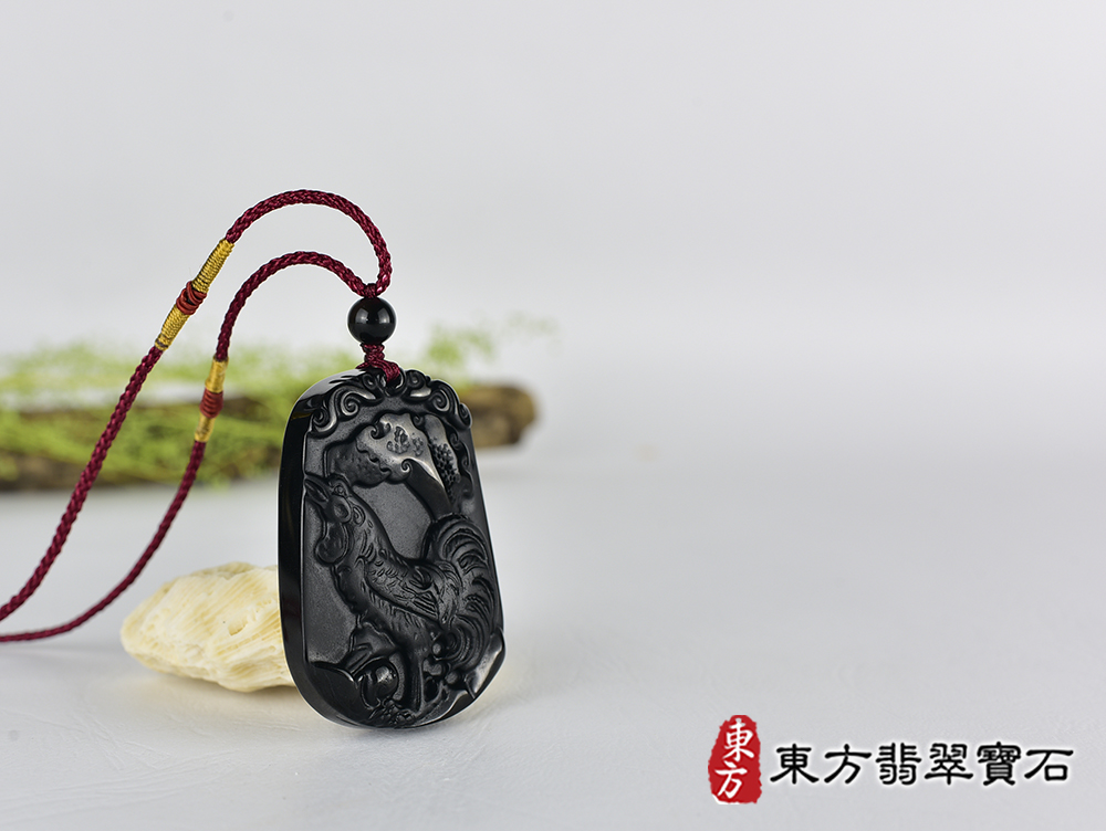 黑曜石雞項鍊玉珮(金雞報喜:雞牌黑曜石雞玉珮、黑曜石雞玉墜、雞十二生肖項鍊)。黑曜石雞,GI074。客製化訂做各種黑曜石雞吊墜玉珮項鍊。★附A貨翡翠雙證書 4.jpg