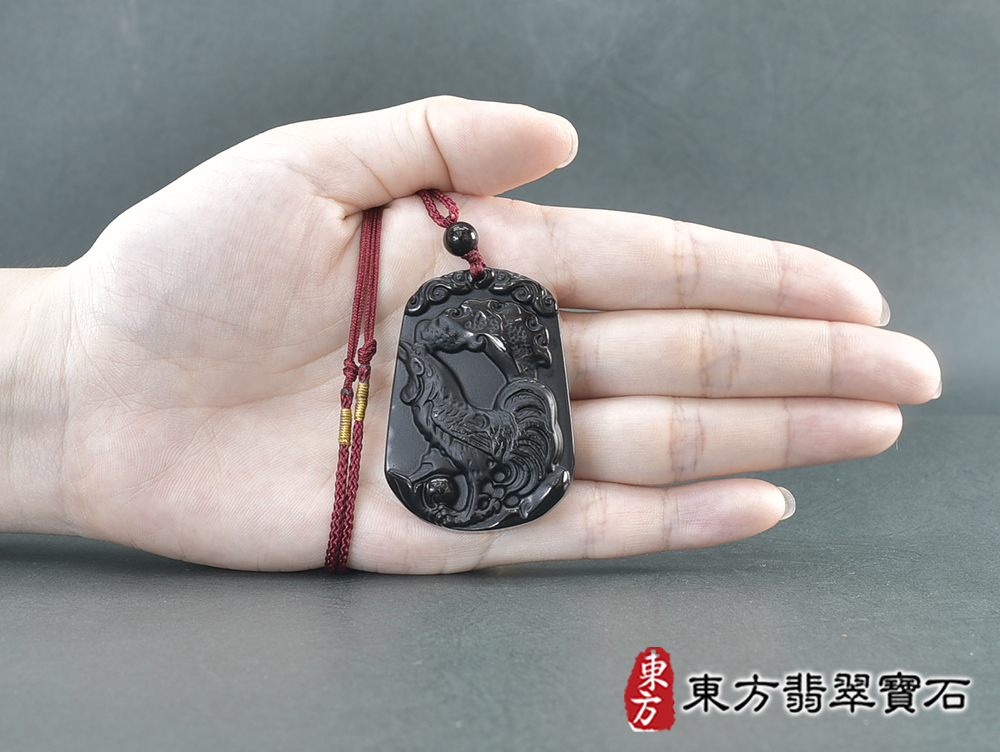 黑曜石雞項鍊玉珮(金雞報喜:雞牌黑曜石雞玉珮、黑曜石雞玉墜、雞十二生肖項鍊)。黑曜石雞,GI074。客製化訂做各種黑曜石雞吊墜玉珮項鍊。★附A貨翡翠雙證書 5.jpg