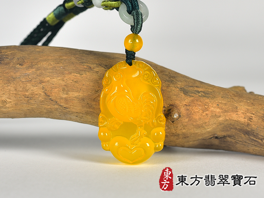 瑪瑙雞項鍊玉珮(金雞報喜、雞祥如意:雞牌瑪瑙雞玉珮、玉髓雞玉墜、雞十二生肖項鍊)。黃瑪瑙玉髓雞,GI078。客製化訂做各種瑪瑙玉髓雞吊墜玉珮項鍊。★附東方翡翠寶石保證卡 0.jpg