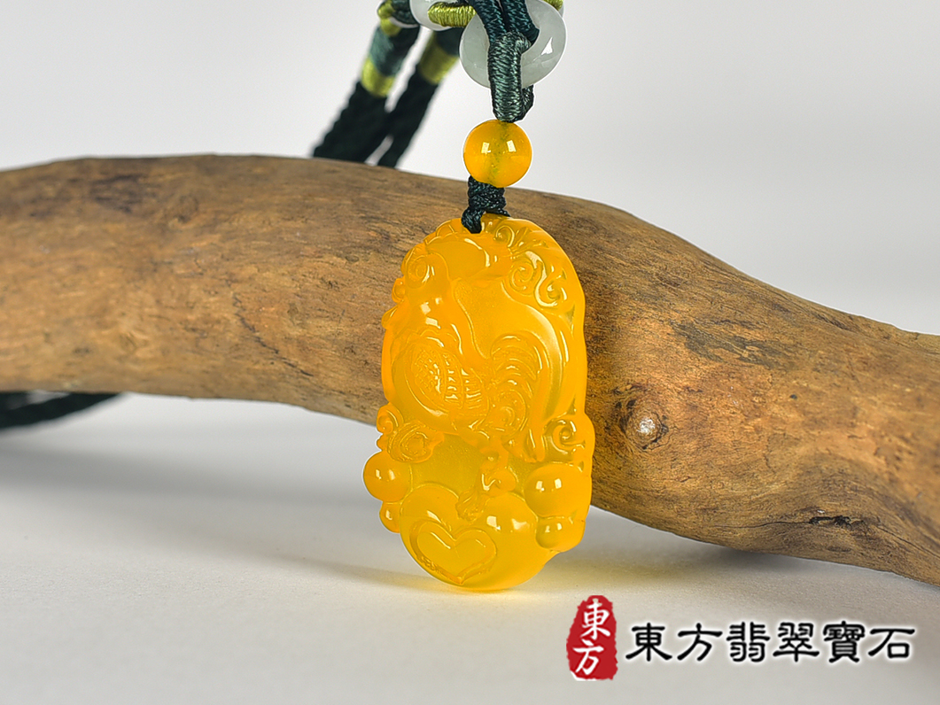 瑪瑙雞項鍊玉珮(金雞報喜、雞祥如意:雞牌瑪瑙雞玉珮、玉髓雞玉墜、雞十二生肖項鍊)。黃瑪瑙玉髓雞,GI078。客製化訂做各種瑪瑙玉髓雞吊墜玉珮項鍊。★附東方翡翠寶石保證卡 1.jpg