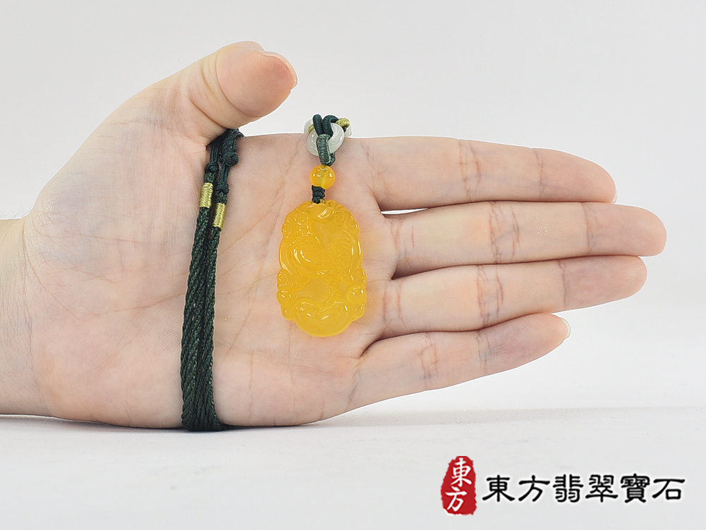 瑪瑙雞項鍊玉珮(金雞報喜、雞祥如意:雞牌瑪瑙雞玉珮、玉髓雞玉墜、雞十二生肖項鍊)。黃瑪瑙玉髓雞,GI078。客製化訂做各種瑪瑙玉髓雞吊墜玉珮項鍊。★附東方翡翠寶石保證卡 5.jpg