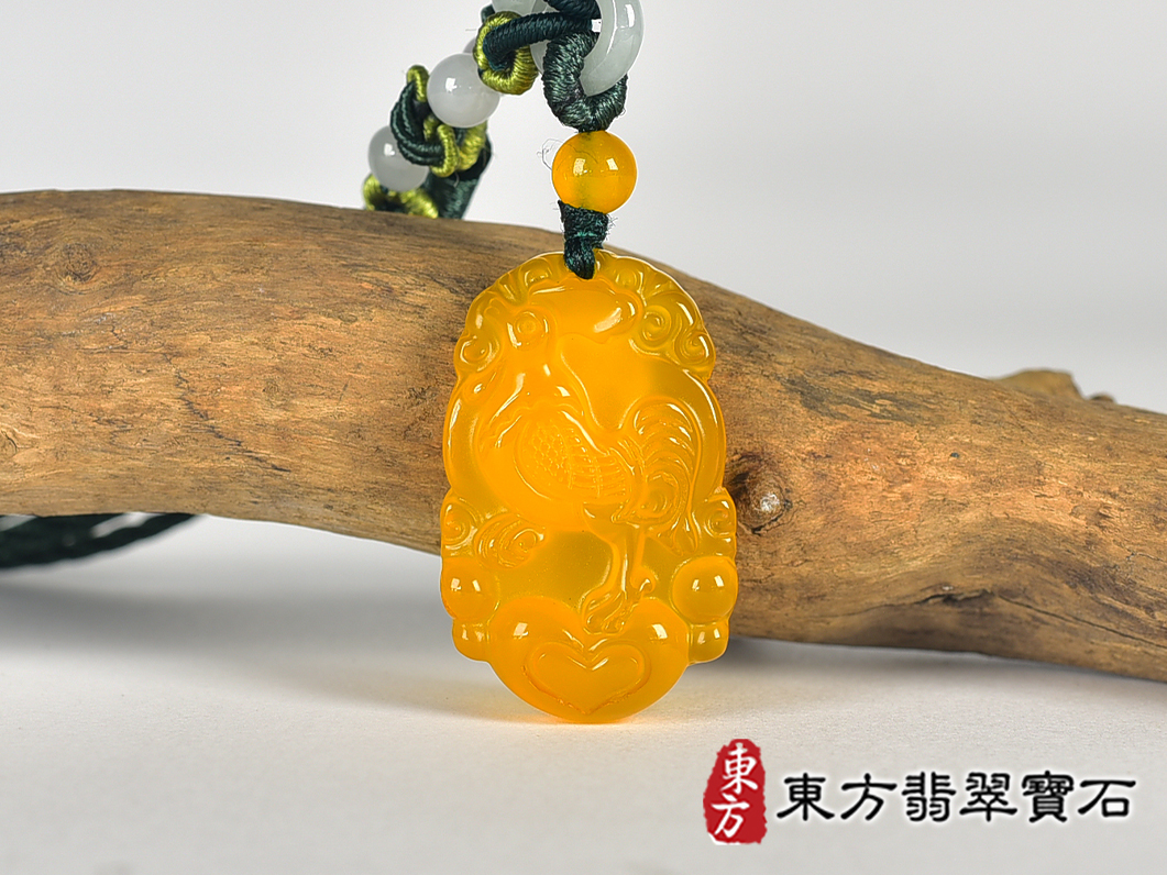 瑪瑙雞項鍊玉珮(金雞報喜、雞祥如意:雞牌瑪瑙雞玉珮、玉髓雞玉墜、雞十二生肖項鍊)。黃瑪瑙玉髓雞,GI079。客製化訂做各種瑪瑙玉髓雞吊墜玉珮項鍊。★附東方翡翠寶石保證卡 0.jpg