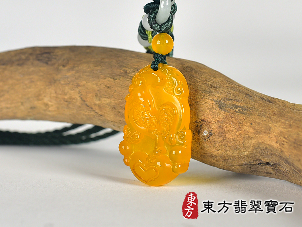 瑪瑙雞項鍊玉珮(金雞報喜、雞祥如意:雞牌瑪瑙雞玉珮、玉髓雞玉墜、雞十二生肖項鍊)。黃瑪瑙玉髓雞,GI079。客製化訂做各種瑪瑙玉髓雞吊墜玉珮項鍊。★附東方翡翠寶石保證卡 1.jpg