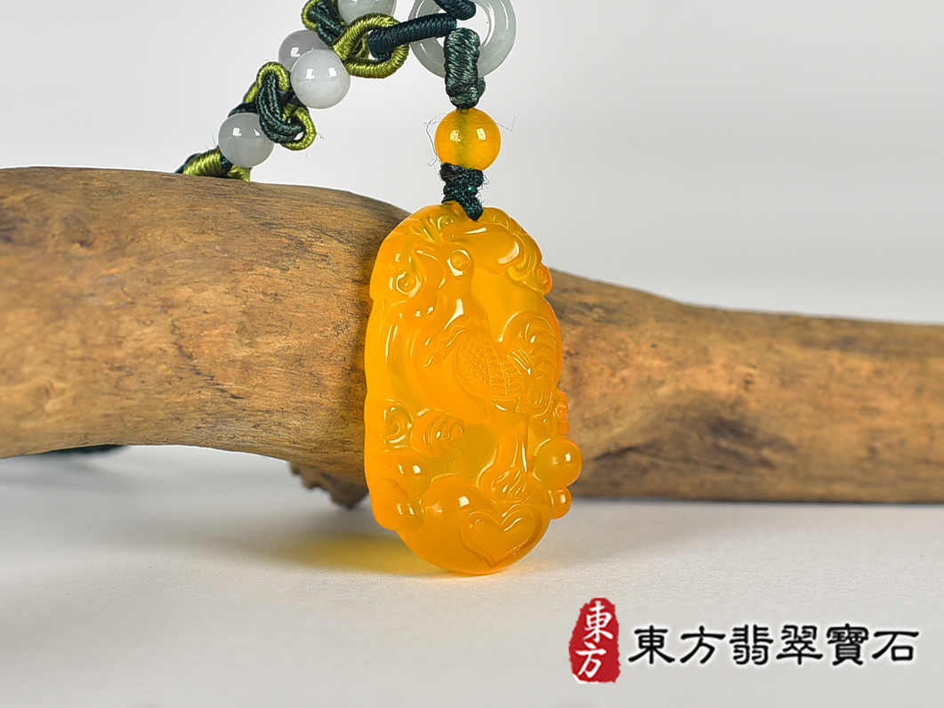 瑪瑙雞項鍊玉珮(金雞報喜、雞祥如意:雞牌瑪瑙雞玉珮、玉髓雞玉墜、雞十二生肖項鍊)。黃瑪瑙玉髓雞,GI079。客製化訂做各種瑪瑙玉髓雞吊墜玉珮項鍊。★附東方翡翠寶石保證卡 2.jpg