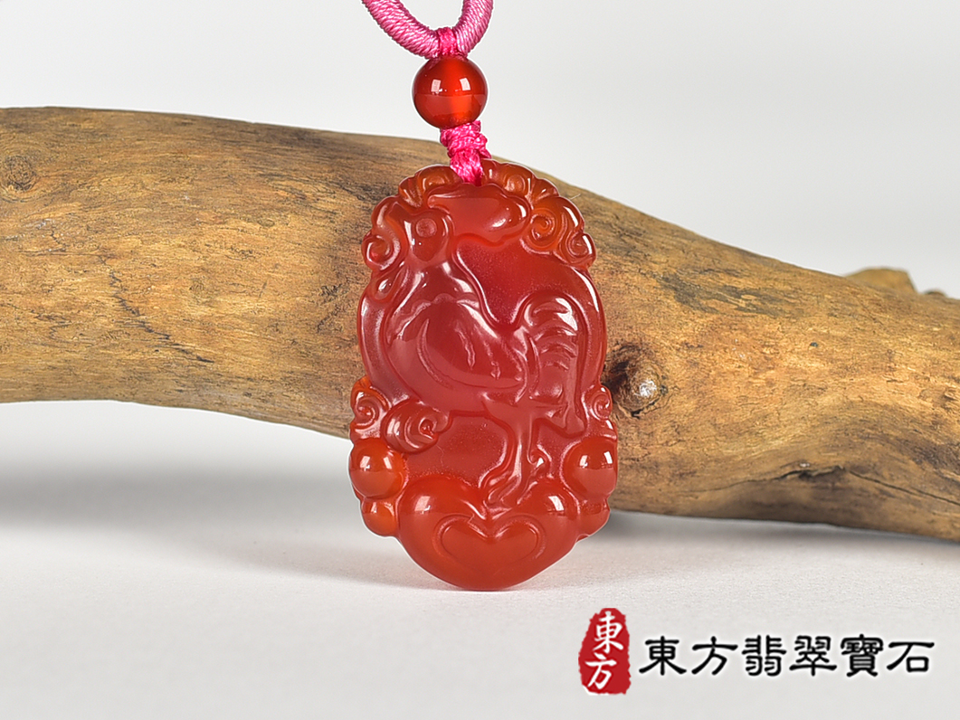 瑪瑙雞項鍊玉珮(金雞報喜、雞祥如意:雞牌瑪瑙雞玉珮、玉髓雞玉墜、雞十二生肖項鍊)。橘帶紅瑪瑙玉髓雞,GI080。客製化訂做各種瑪瑙玉髓雞吊墜玉珮項鍊。★附東方翡翠寶石保證卡 0.jpg
