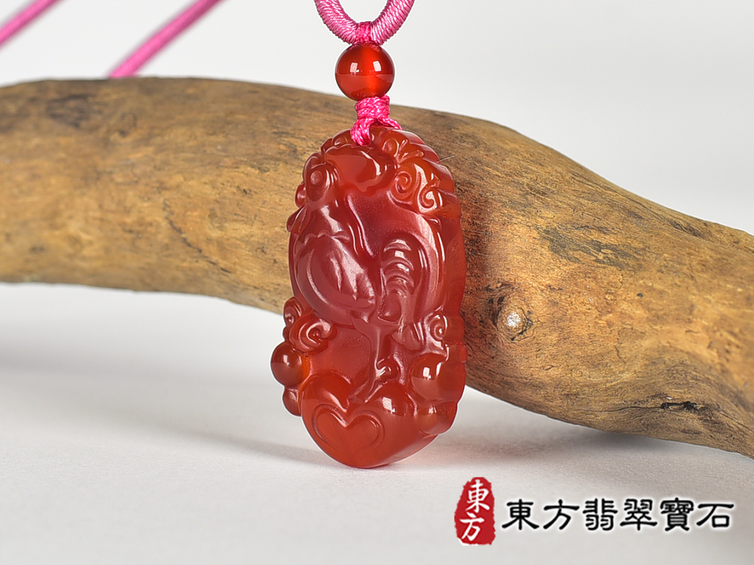 瑪瑙雞項鍊玉珮(金雞報喜、雞祥如意:雞牌瑪瑙雞玉珮、玉髓雞玉墜、雞十二生肖項鍊)。橘帶紅瑪瑙玉髓雞,GI080。客製化訂做各種瑪瑙玉髓雞吊墜玉珮項鍊。★附東方翡翠寶石保證卡 1.jpg