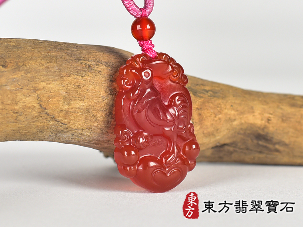 瑪瑙雞項鍊玉珮(金雞報喜、雞祥如意:雞牌瑪瑙雞玉珮、玉髓雞玉墜、雞十二生肖項鍊)。橘帶紅瑪瑙玉髓雞,GI080。客製化訂做各種瑪瑙玉髓雞吊墜玉珮項鍊。★附東方翡翠寶石保證卡 2.jpg
