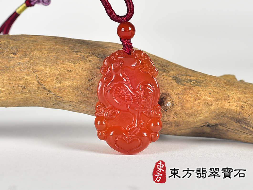瑪瑙雞項鍊玉珮(金雞報喜、雞祥如意:雞牌瑪瑙雞玉珮、玉髓雞玉墜、雞十二生肖項鍊)。橘帶紅瑪瑙玉髓雞,GI081。客製化訂做各種瑪瑙玉髓雞吊墜玉珮項鍊。★附東方翡翠寶石保證卡 0.jpg