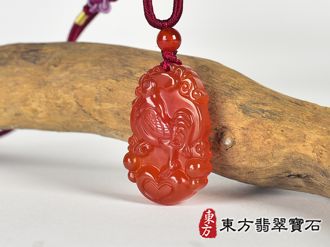 瑪瑙雞項鍊玉珮(金雞報喜、雞祥如意:雞牌瑪瑙雞玉珮、玉髓雞玉墜、雞十二生肖項鍊)。橘帶紅瑪瑙玉髓雞,GI081。客製化訂做各種瑪瑙玉髓雞吊墜玉珮項鍊。★附東方翡翠寶石保證卡 1.jpg